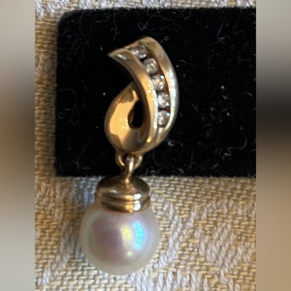 Beautiful 14 karat gold earrings with drop pearl and 5 diamonds on each - Picture 2 of 6